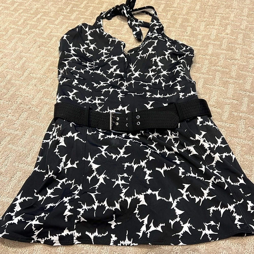 Woman’s Swimfx black & white Swimdress, Size 14T, NWOT